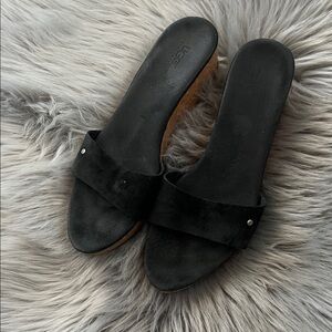 VGUC UGG Women's Black Slide Sandals Suede sz 8